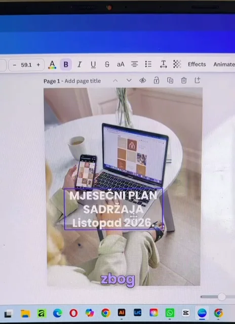 Canva dizajn s bijelim tekstom Mjesečni plan sadržaja preko svijetle fotografije, tekst se jedva vidi